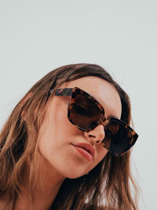 Plastic Frame Oversized Cat Eye Sunglasses - Image 6